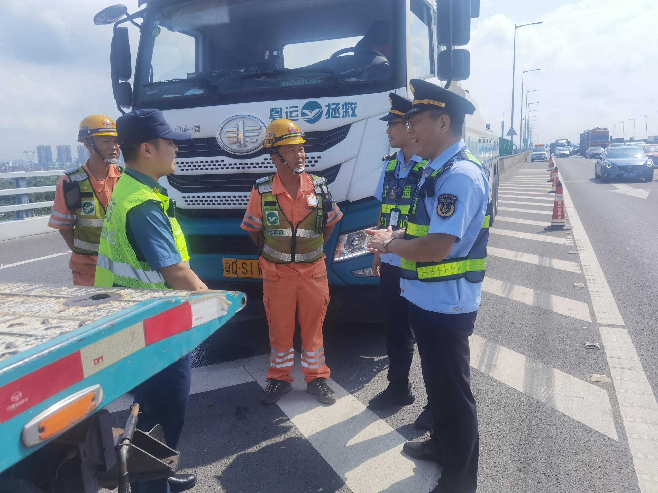 高速公路车辆救援路面检查.jpg