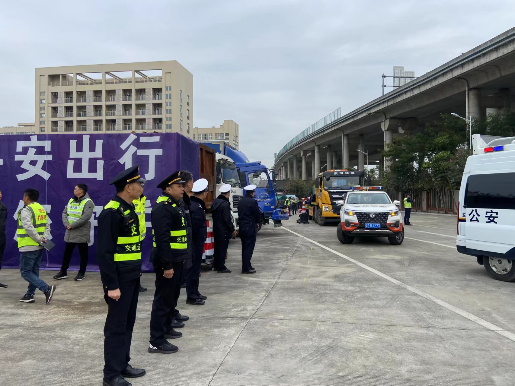 高速公路车辆救援演练.jpg