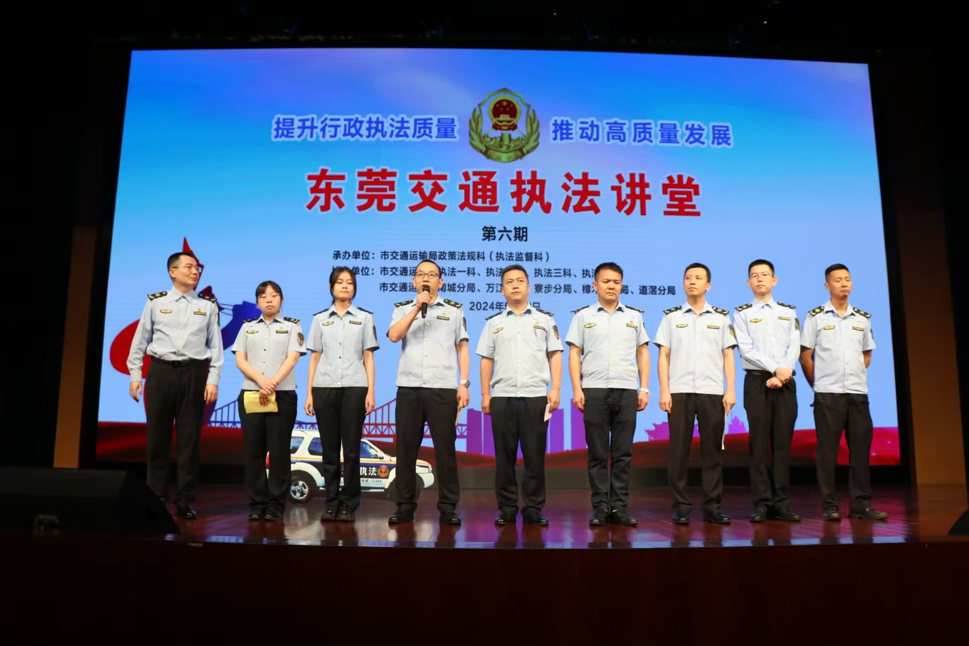 执法情景辨是非，执法人员现场展示执法规范化场景.jpg